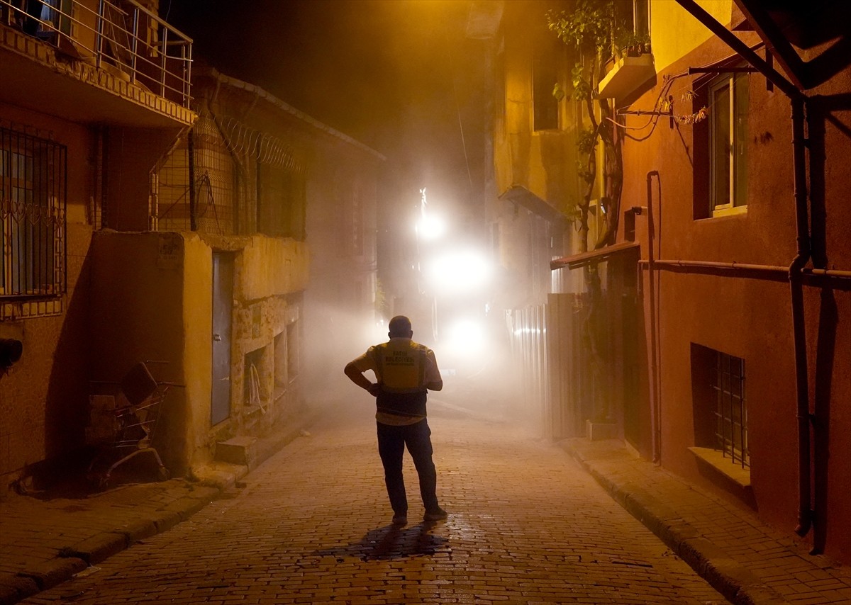 Fatih'te çöken iki katlı metruk binanın enkazında arama çalışmaları tamamlanarak, binanın tamamen...