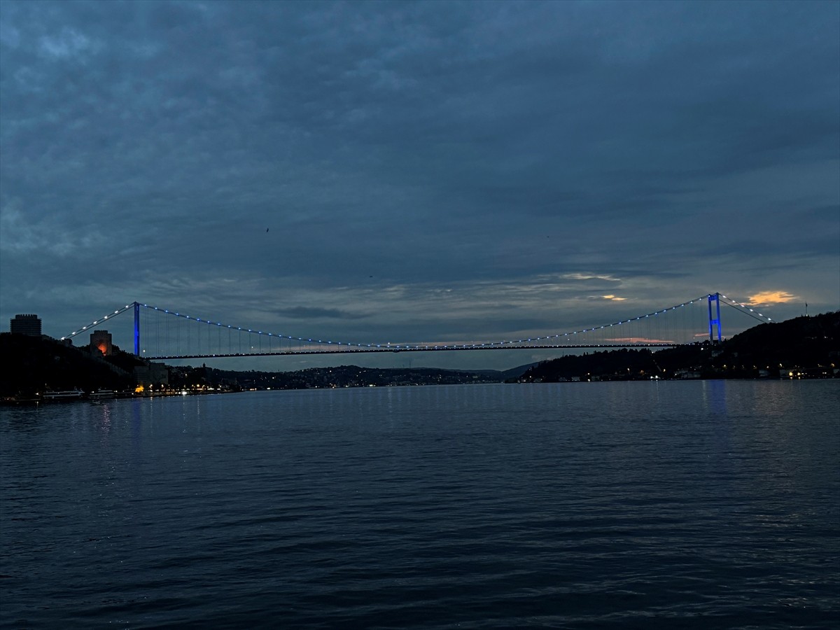 Fatih Sultan Mehmet (FSM) Köprüsü, Engelliler Haftası dolayısıyla mavi renkle aydınlatıldı. Her...