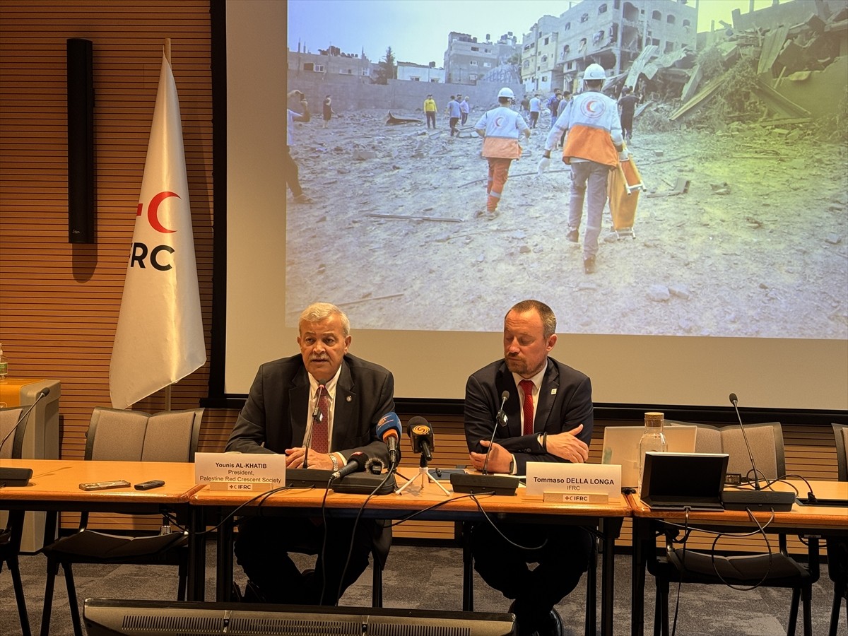 Filistin Kızılayı Başkanı Dr. Yunus el-Hatib (solda), Uluslararası Kızılhaç ve Kızılay Dernekleri...