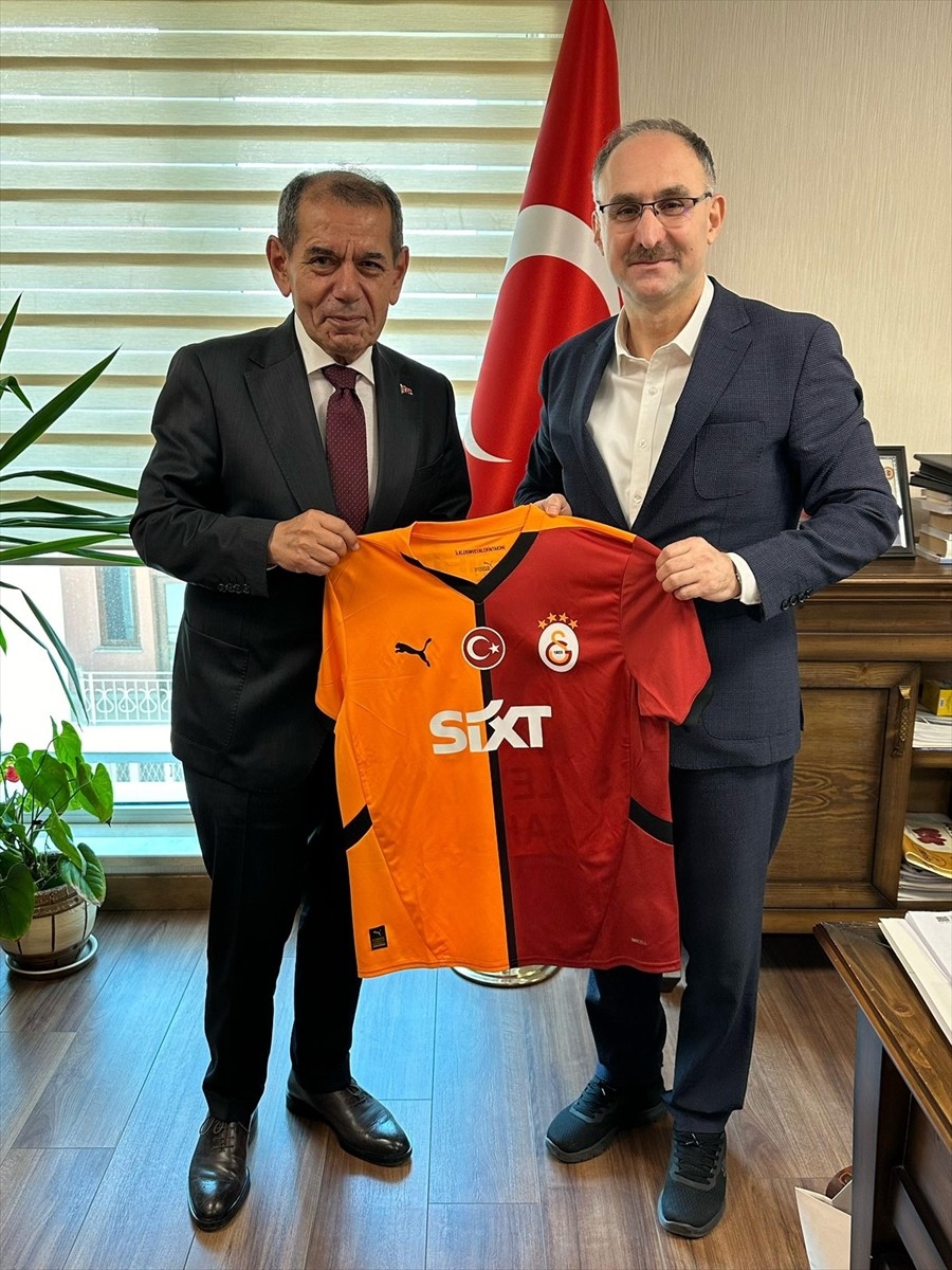 Galatasaray Kulübü Başkanı Dursun Özbek (solda), Türkiye Kayak Federasyonu Başkanı Süleyman...