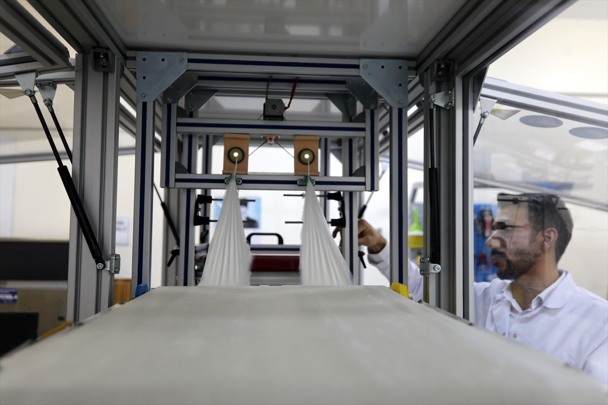 Gaziantep Üniversitesi'nde (GAÜN) görevli akademisyenler, iplik üretimini hızlandıran ve üretim...