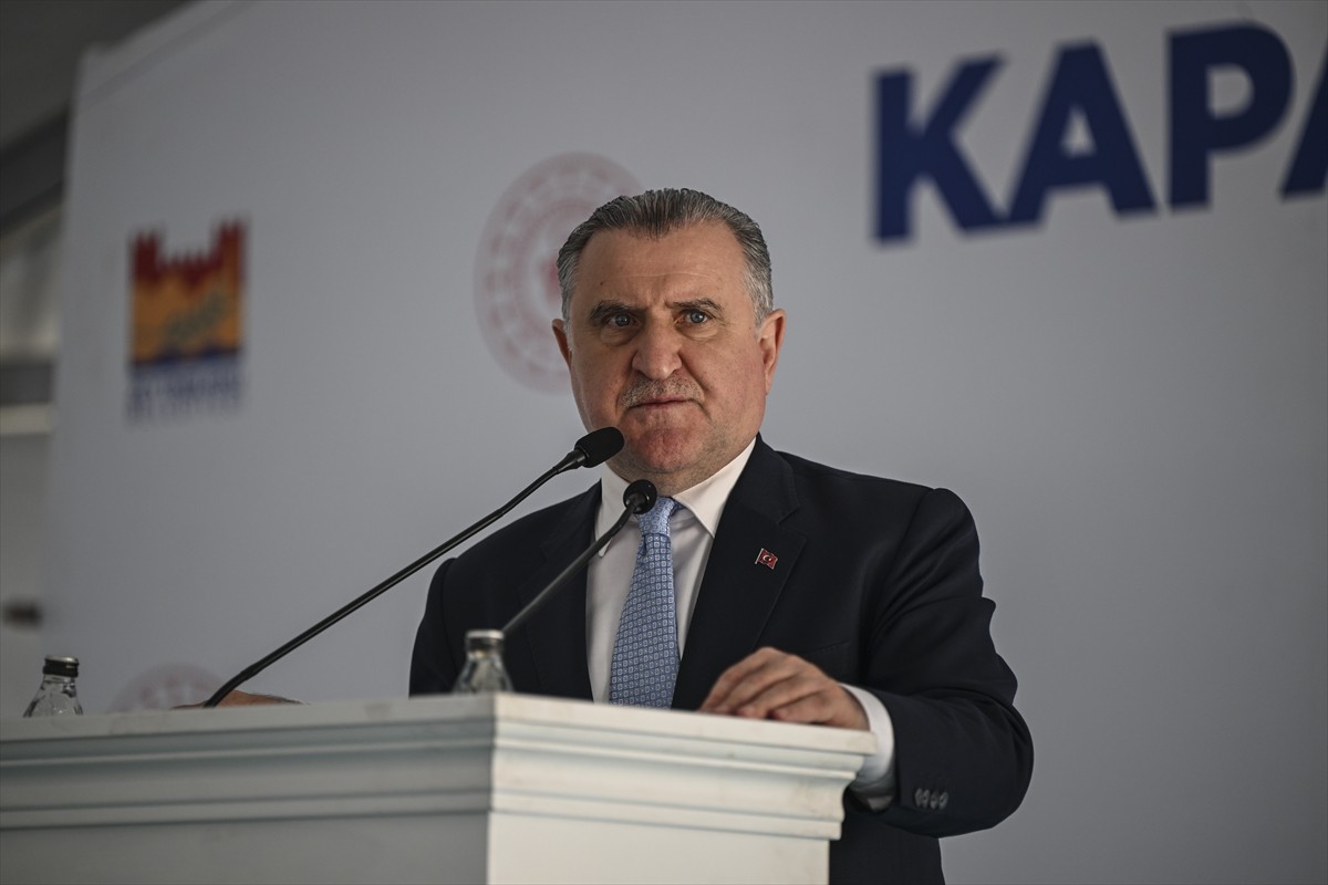 Gençlik ve Spor Bakanı Osman Aşkın Bak, Zeytinburnu'nda Veliefendi Kapalı Yüzme Havuzu'nun...