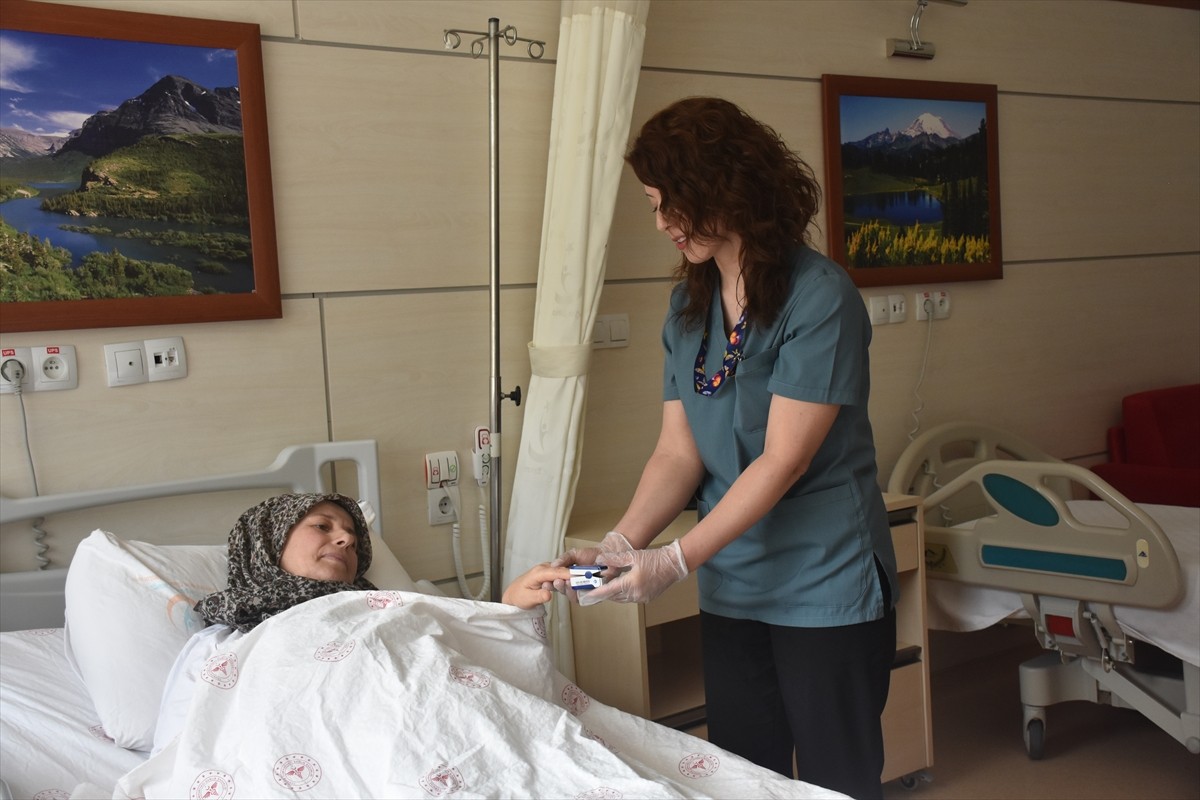 Gümüşhane'de 54 yaşındaki hastanın karnındaki yaklaşık 4 kilogramlık tümör, başarılı operasyonla...