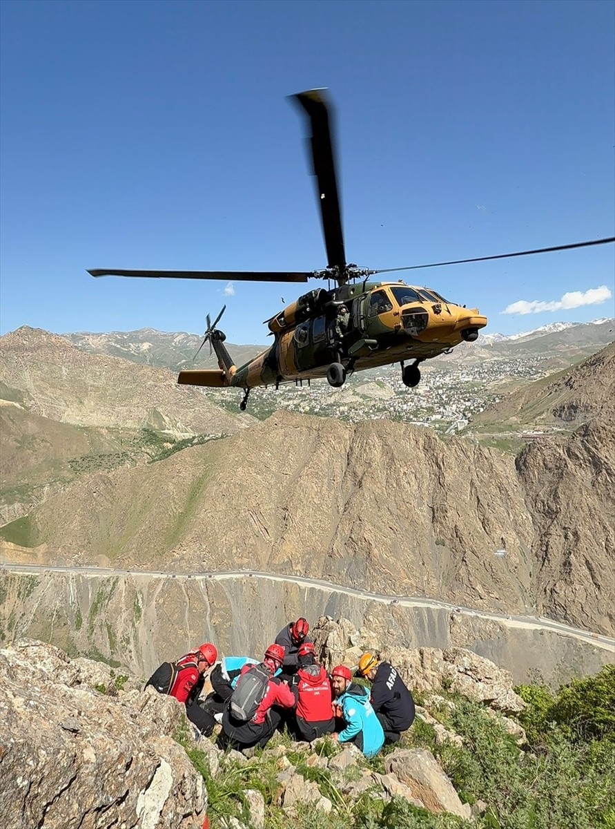Hakkari'de dün pancar toplamak için çıktığı Sümbül Dağı'nda kaybolan ve ekipler tarafından yaralı...