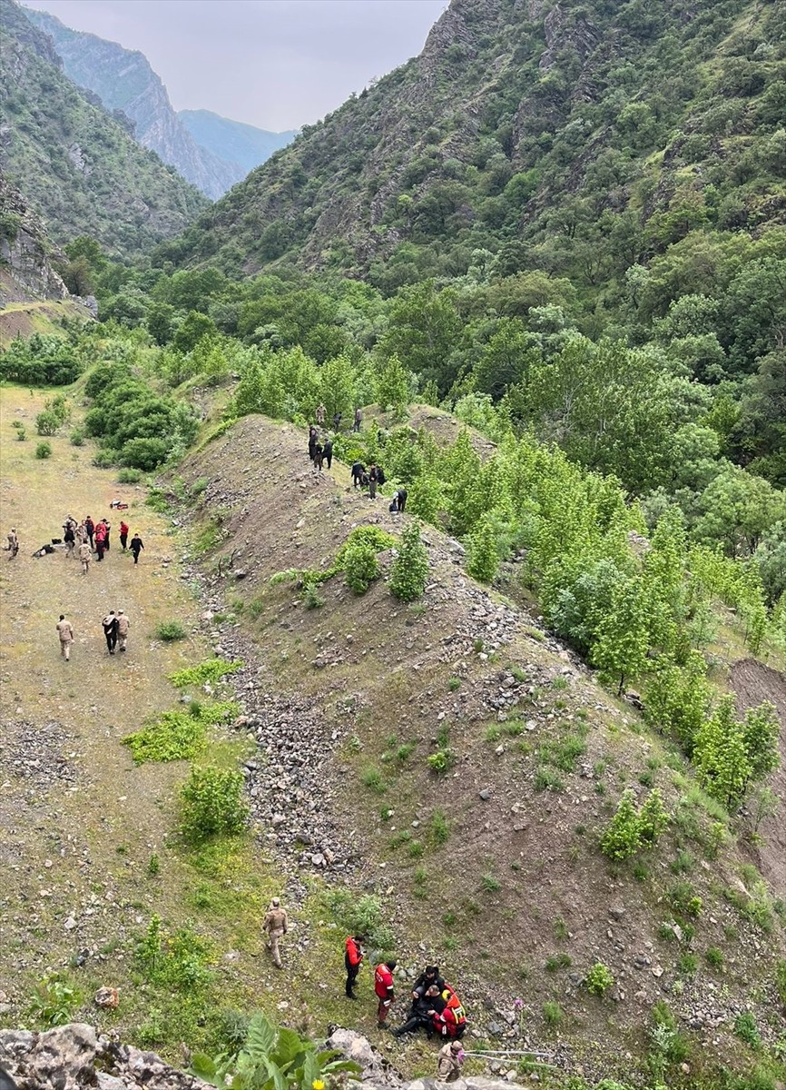 Hakkari'nin Yüksekova ilçesinde, Avaşin Deresi'nde kaybolan genci arama çalışmaları...