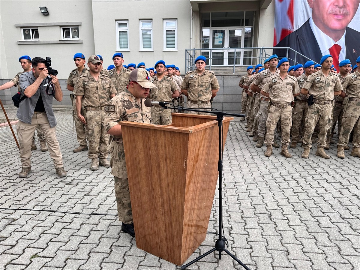 Hatay'ın Dörtyol ilçesinde Engelliler Haftası etkinlikleri kapsamında bir günlüğüne asker olan 14...