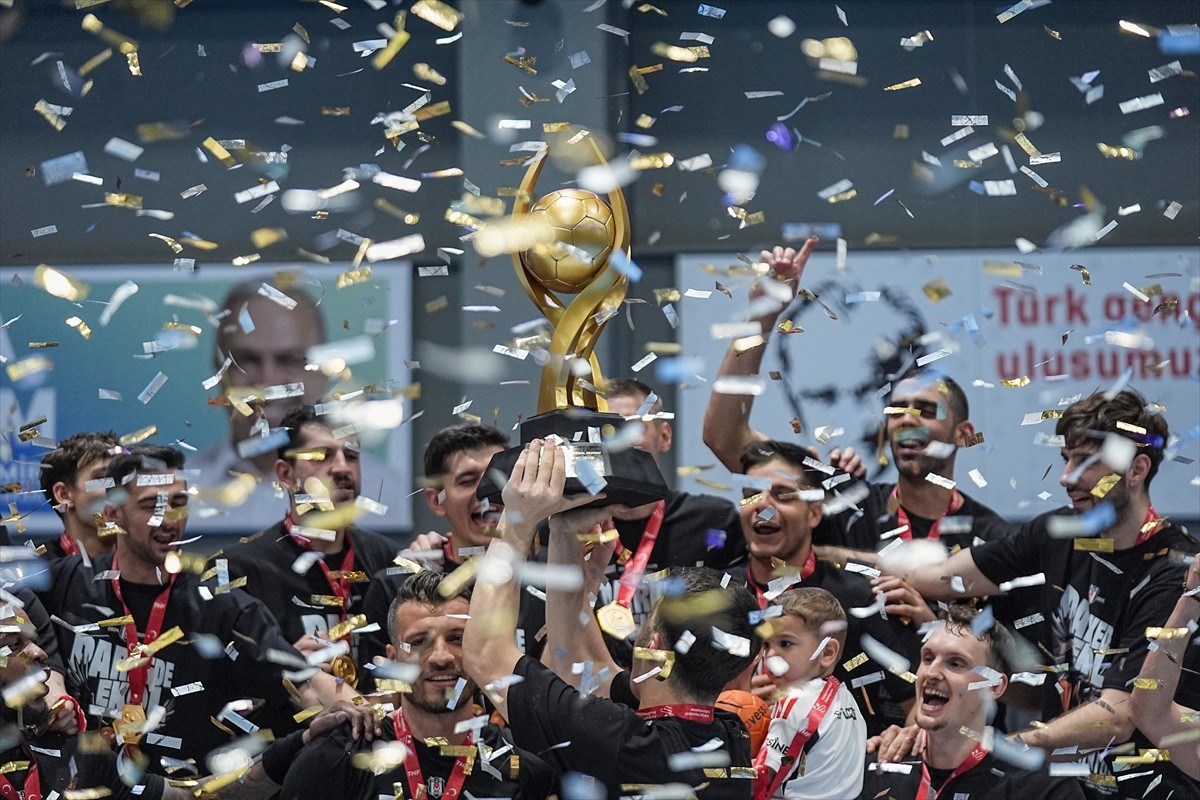 Hentbol Erkekler Süper Lig play-off final serisinde Nilüfer Belediyespor'u 3-0 yenerek şampiyon...