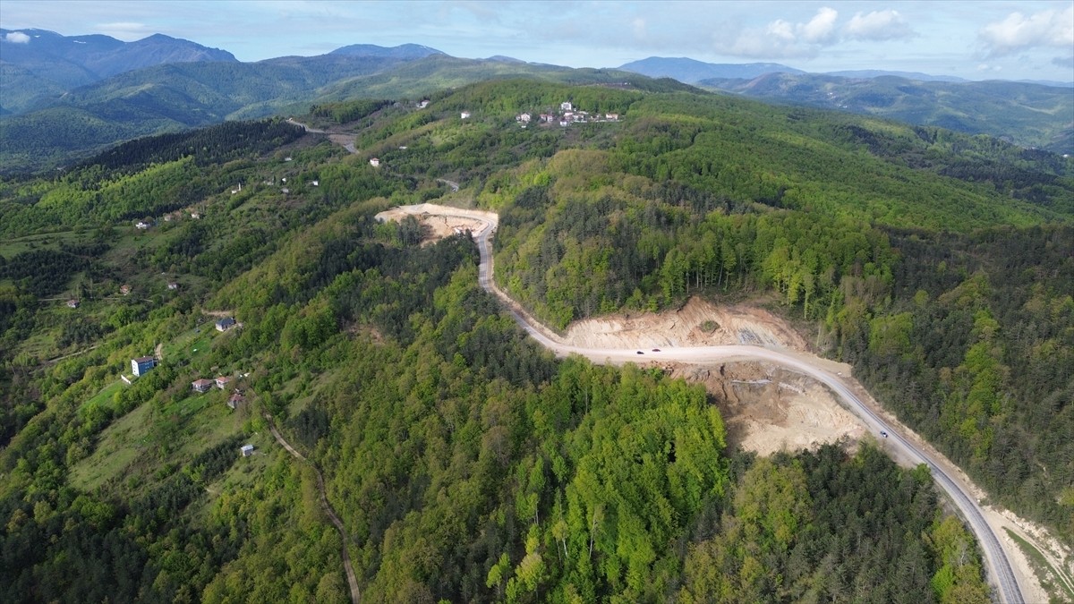 Heyelan nedeniyle kapanan Kastamonu-Çatalzeytin kara yolu yeniden ulaşıma açıldı. İlçe merkezine 7...