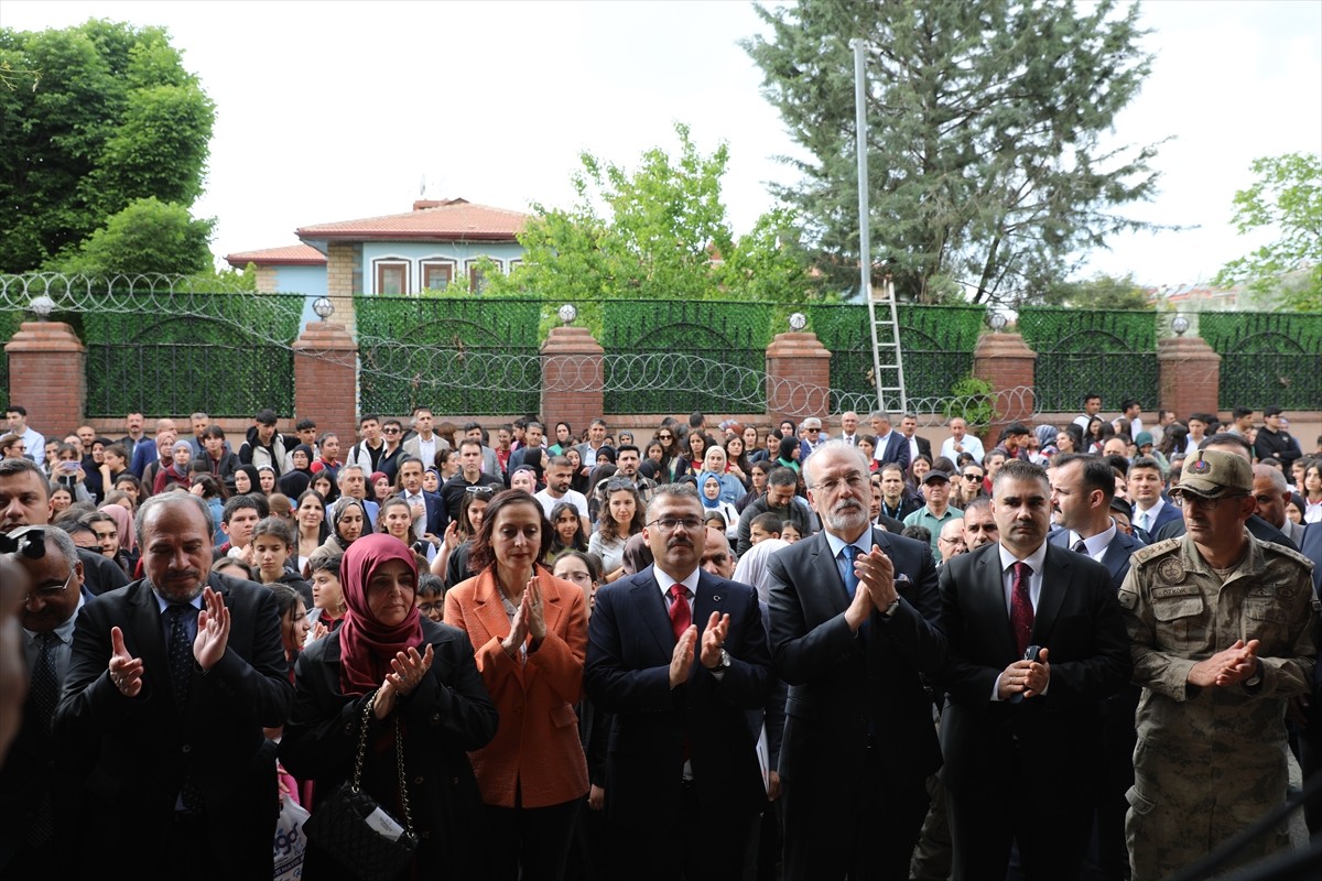 Iğdır Valiliğince düzenlenen Kitap Fuarı'nın bu yıl ikincisi "Her kitap yeni bir hayat" sloganıyla...