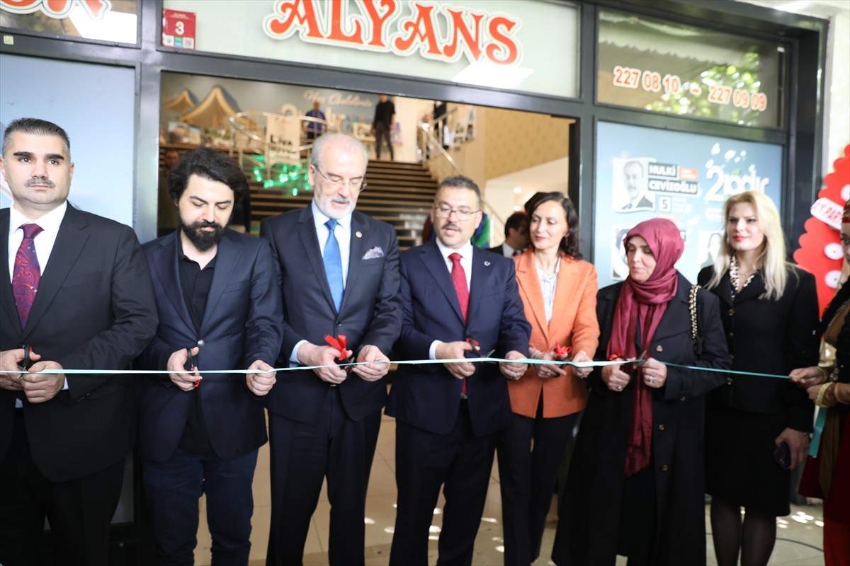 Iğdır Valiliğince düzenlenen Kitap Fuarı'nın bu yıl ikincisi "Her kitap yeni bir hayat" sloganıyla...