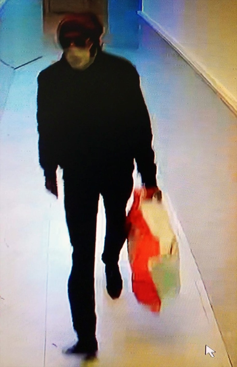 İki kardeşi evlerinde bıçaklayarak öldürdüğü iddiasıyla Ankara'da yakalanan zanlı Hüseyin Sönmez...