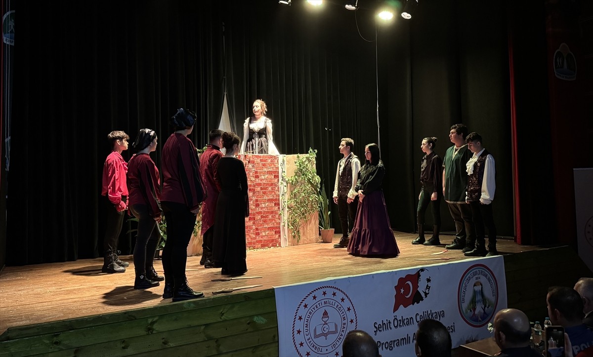 İngiliz yazar William Shakespeare'in asırlardır sahnelenen oyunu "Romeo ve Juliet"i Sinop'ta lise...