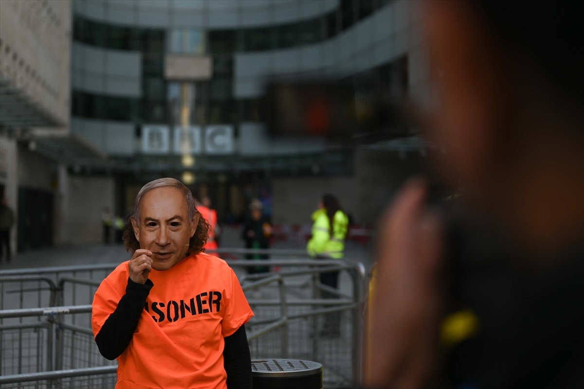 İngiltere'nin başkenti Londra'da Filistin destekçisi göstericiler, Gazze'ye yönelik haberlerinde...