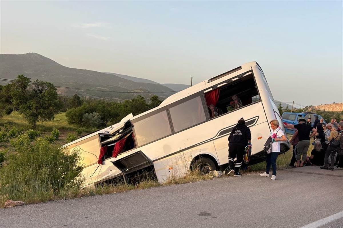 Isparta'nın Gönen ilçesinde yolcu otobüsü ile tur otobüsünün çarpışması sonucu 27 kişi...