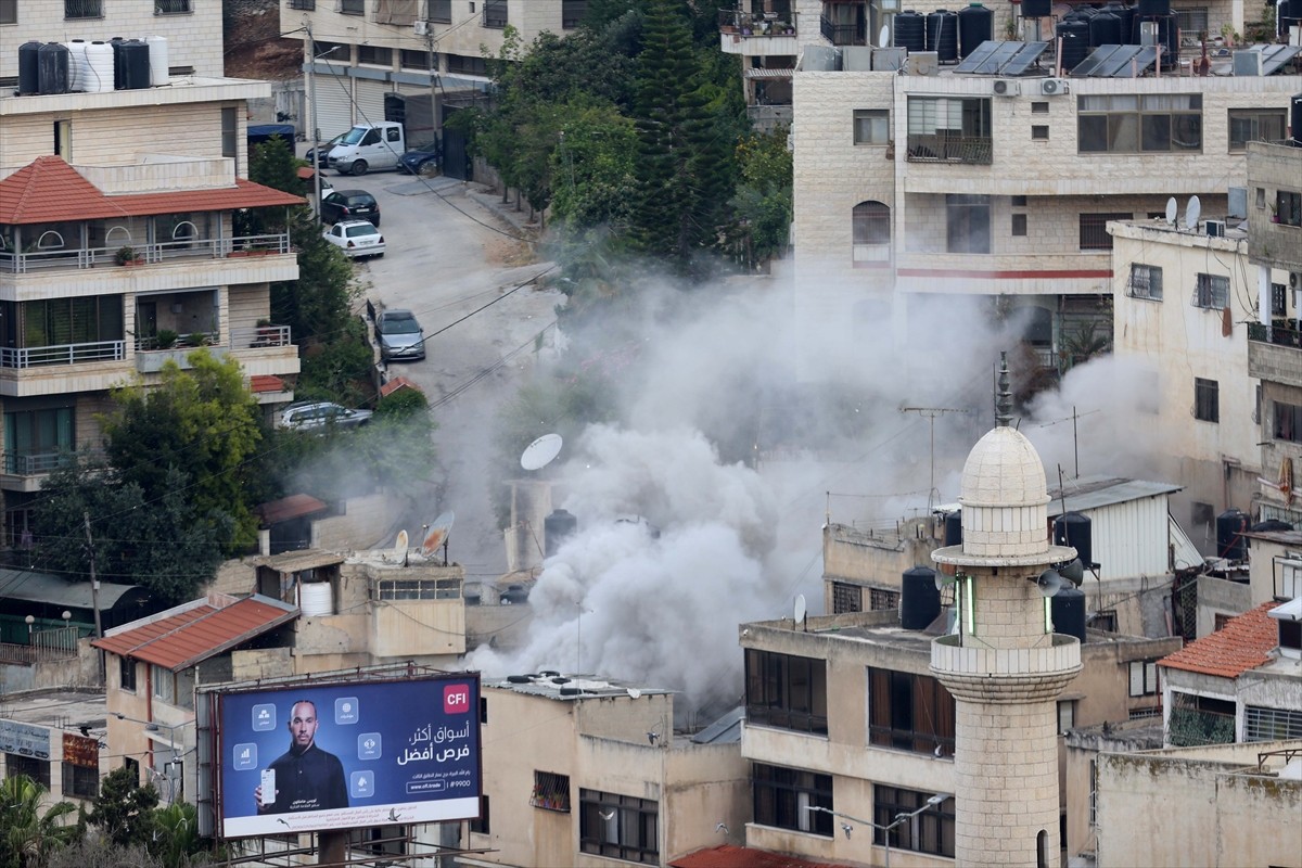 İsrail ordusu, işgal altındaki Batı Şeria'nın Nablus kentlerinde Filistinlilere ait bir binayı...
