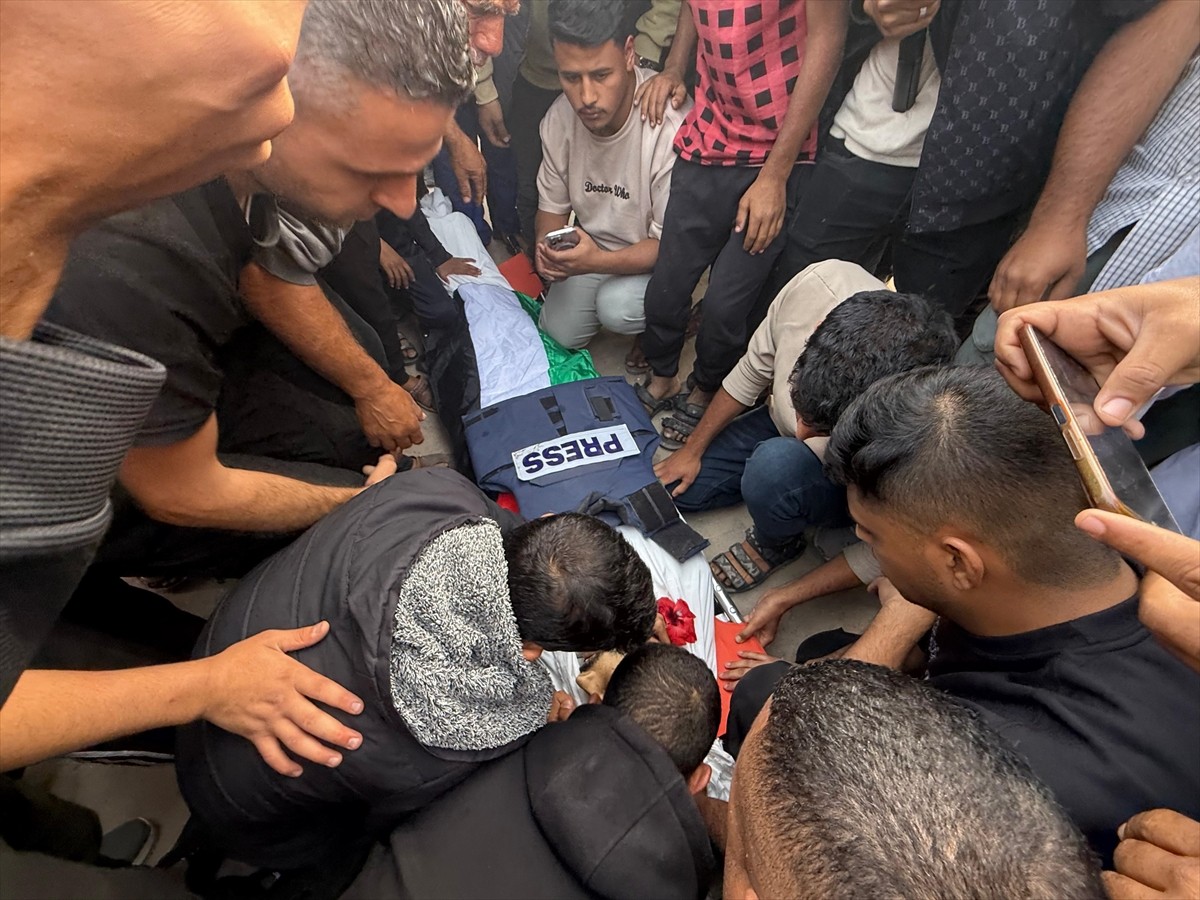 İsrail ordusunun, Gazze Şeridi'nin güneyindeki Han Yunus kentinde bulunan Nasır Hastanesi'ne...