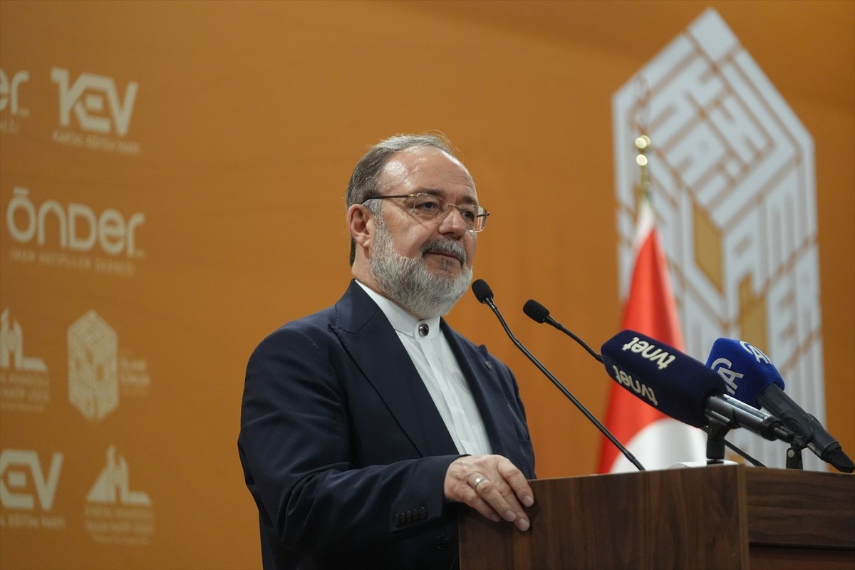 İstanbul'da, "Güncel Meseleler, Yeni Arayışlar" temasıyla düzenlenen "İslami İlimler Çalıştayı...