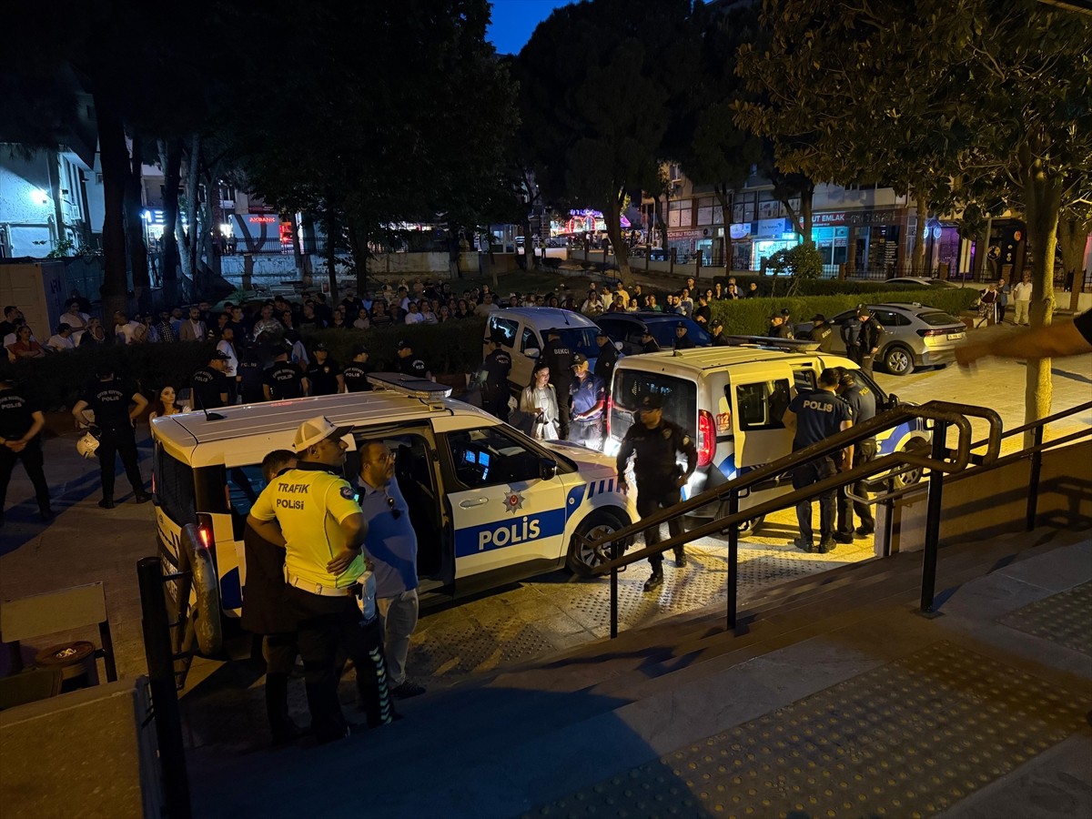 İzmir'de, duvarlara Cumhurbaşkanı Recep Tayyip Erdoğan'a hakaret içerikli yazılar yazılmasına...