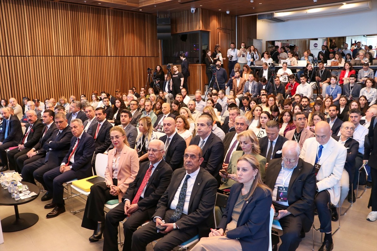 İzmir'de düzenlenen zirvede yapay zeka teknolojisindeki gelişmeler, ekosistemi ve kullanım...