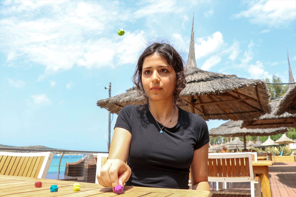 İzmir'de geleneksel sokak oyunlarının tanıtıldığı etkinlikte buluşan Bulgaristan, Kuzey Makedonya...