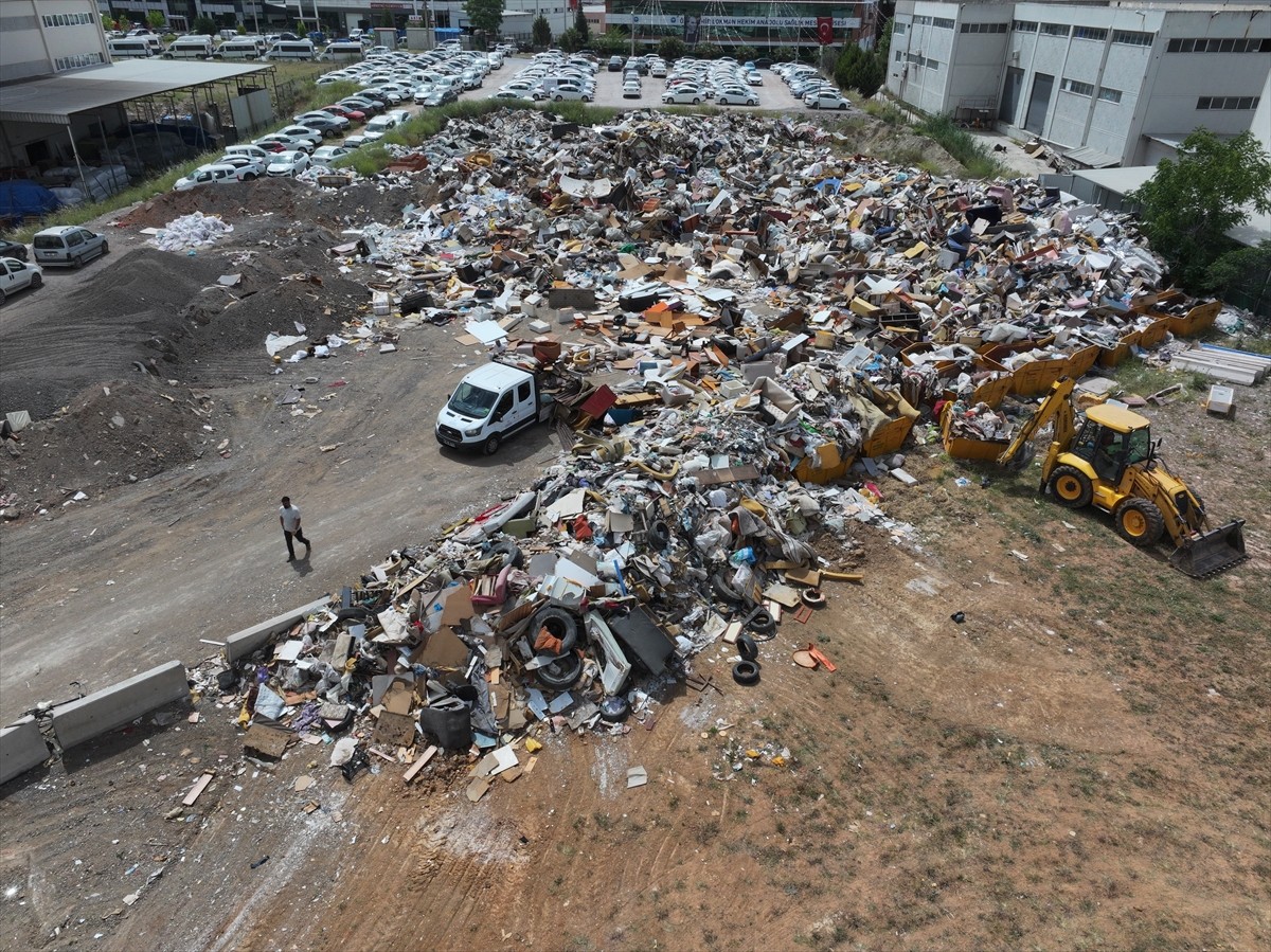 İzmir Büyükşehir Belediye Meclis Üyesi Uğur İnan Atmaca, Gaziemir'de iki alanda toplanan evsel...