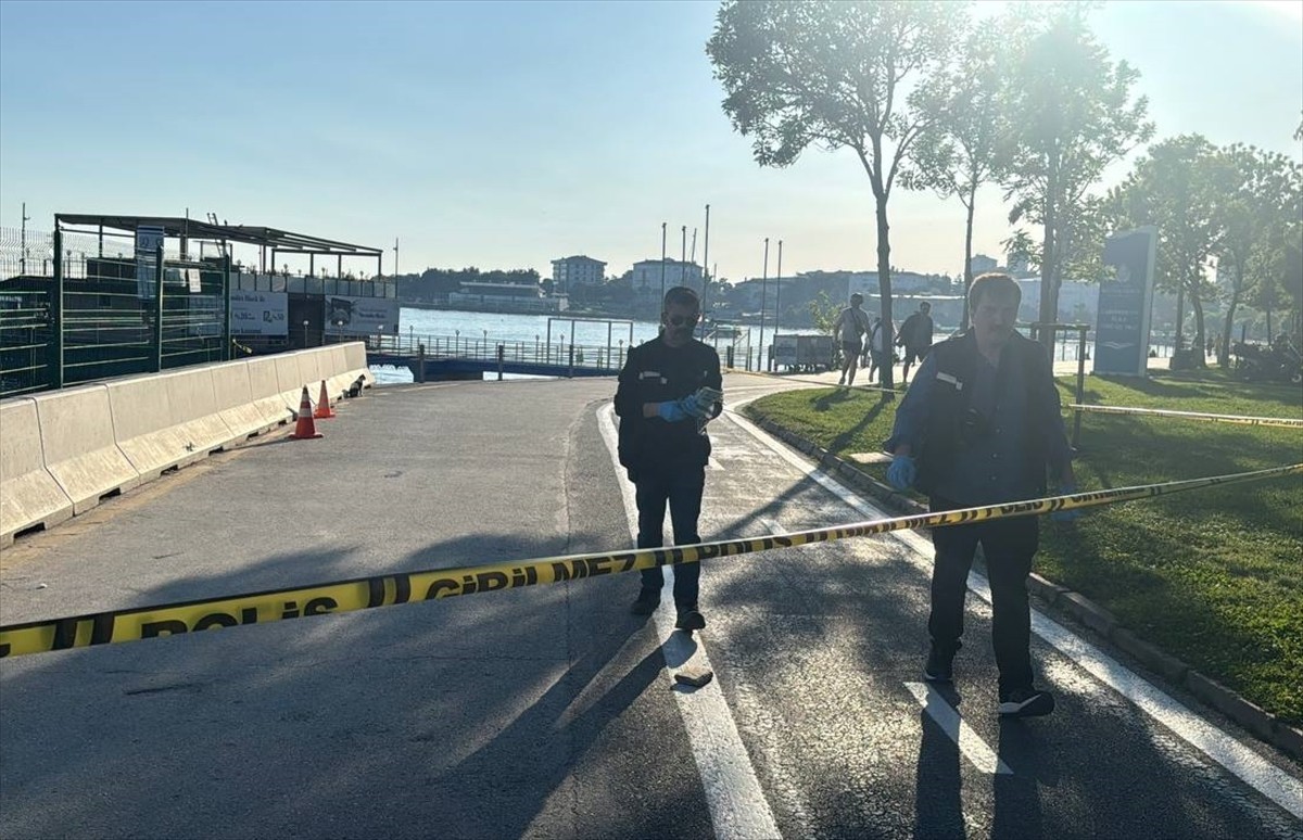  Kadıköy'de tartışma sırasında silahla vurularak yaralanan Galatarasay taraftarı hastaneye...