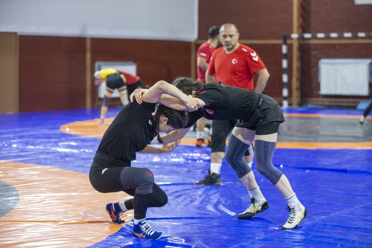 Kadın Güreş Milli Takımı, Moğolistan ve Hırvatistan'da düzenlenecek şampiyonalara Bolu'nun Aladağ...