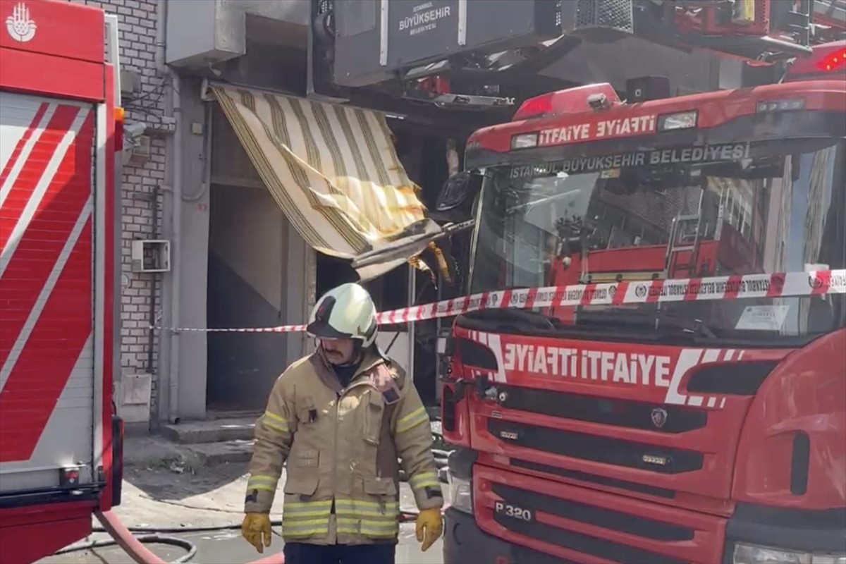 Kağıthane'de tamirhanede çıkan yangında 1 kişi hayatını kaybetti, 1 kişi yaralandı.