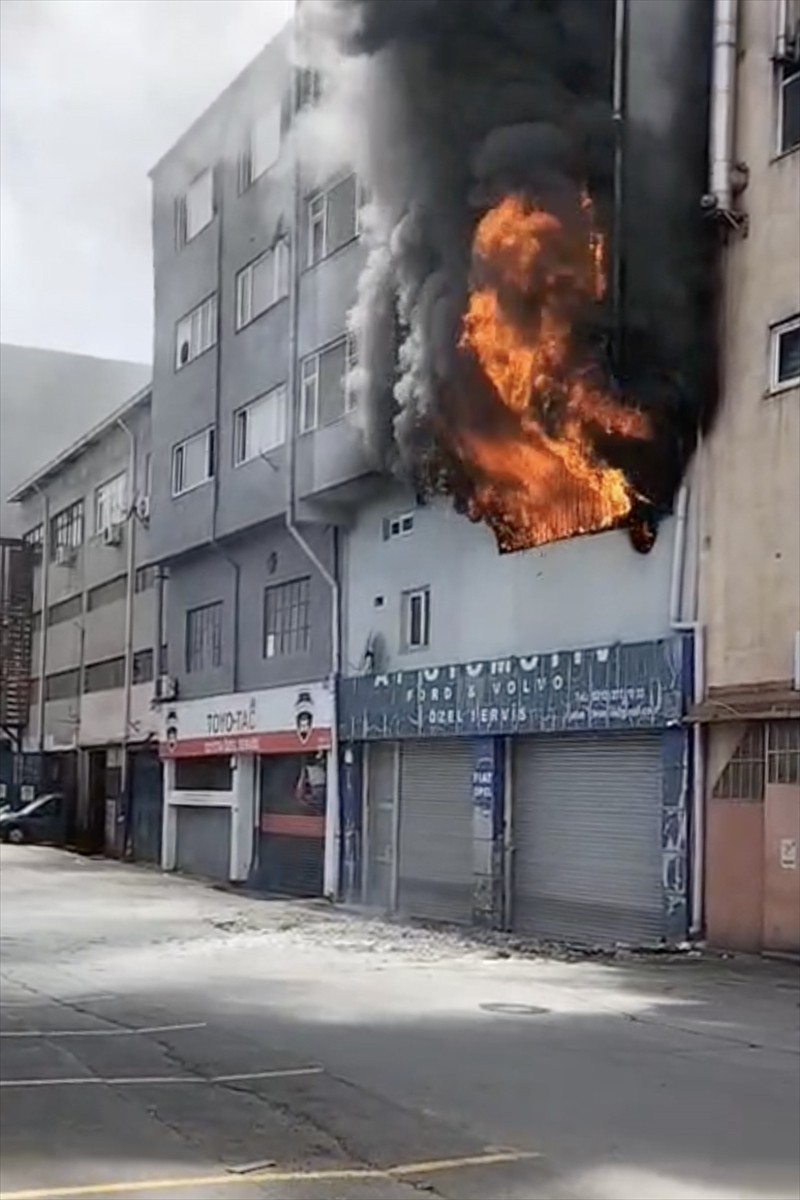 Kağıthane'de tamirhanede çıkan yangında 1 kişi hayatını kaybetti, 1 kişi yaralandı.