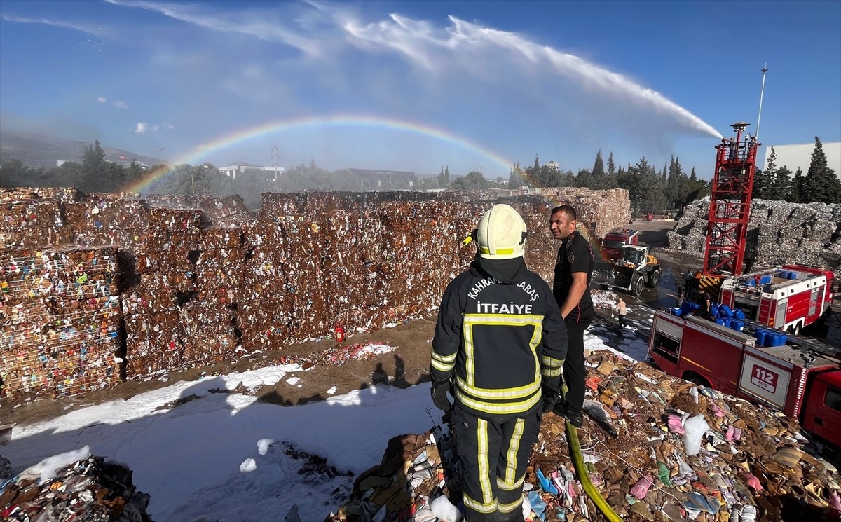 Kahramanmaraş'ın Dulkadiroğlu ilçesinde, kağıt fabrikasının bahçesinde çıkan yangın itfaiye...