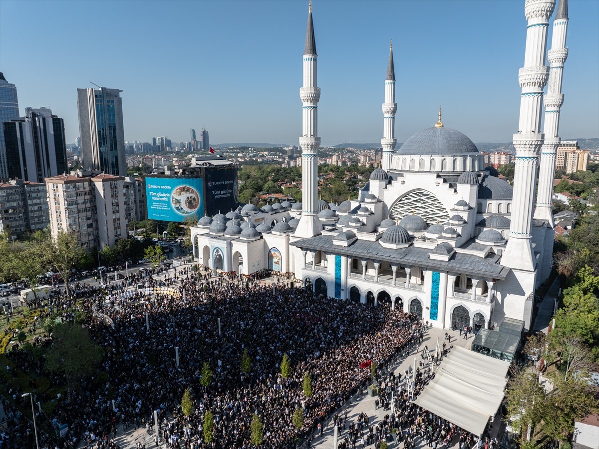 Kalp rahatsızlığı nedeniyle tedavi gördüğü hastanede hayatını kaybeden TBMM Başkanvekili ve DEM...