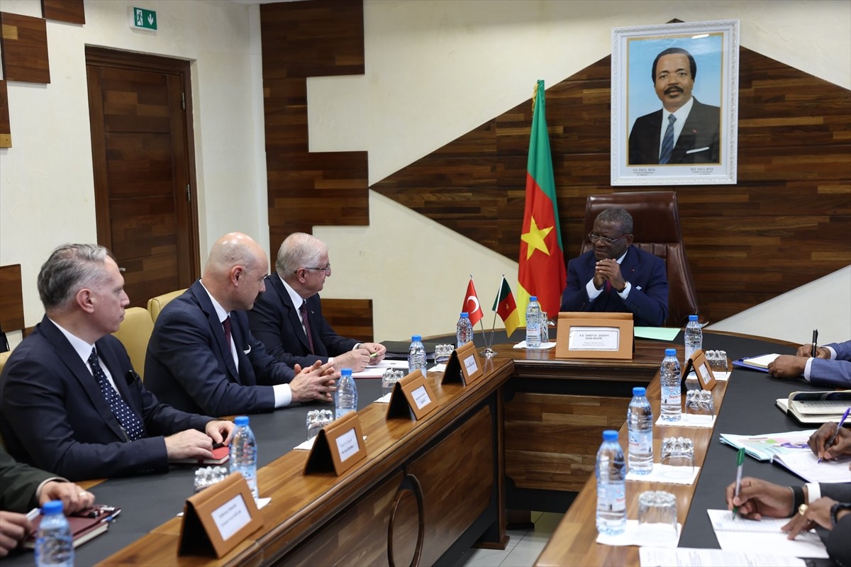 Kamerun Başbakanı Joseph Dion Ngute, Kamerun'a resmi ziyaretlerde bulunan Milli Savunma Bakanı...