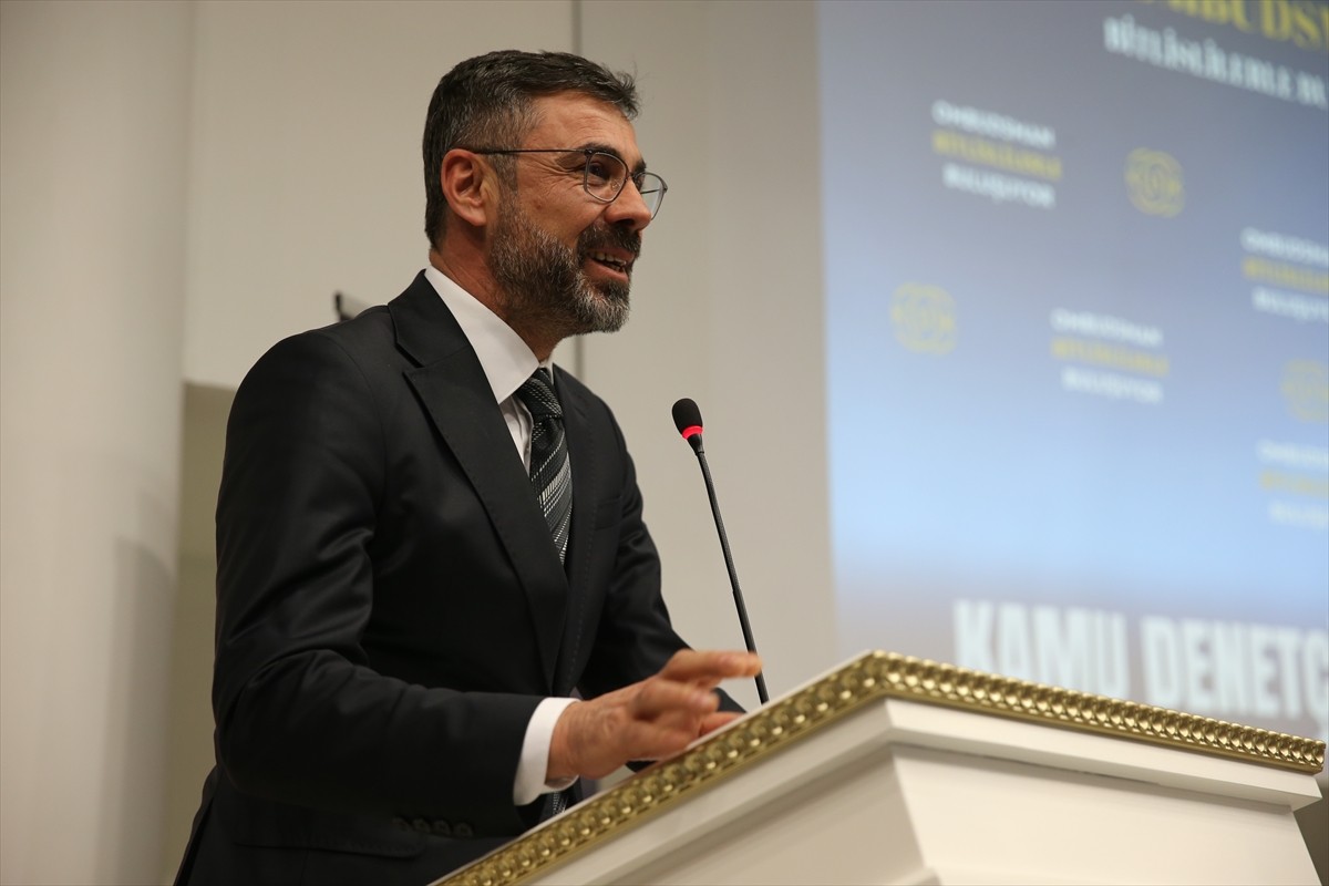 Kamu Başdenetçisi (Ombudsman) Mehmet Akarca (sol 2), Bitlis Valiliğinde düzenlenen "Ombudsman...