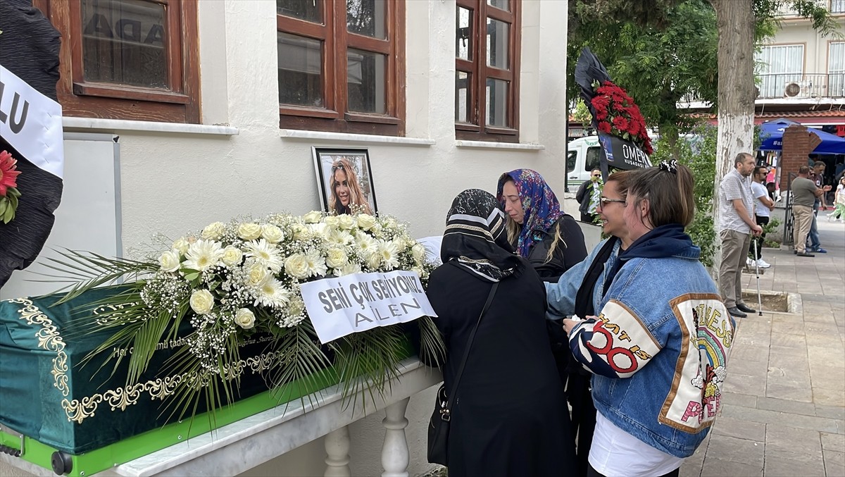 Kanser nedeniyle hayatını kaybeden şarkıcı Şimal Gülen'in cenazesi, Aydın'ın Kuşadası ilçesinde...
