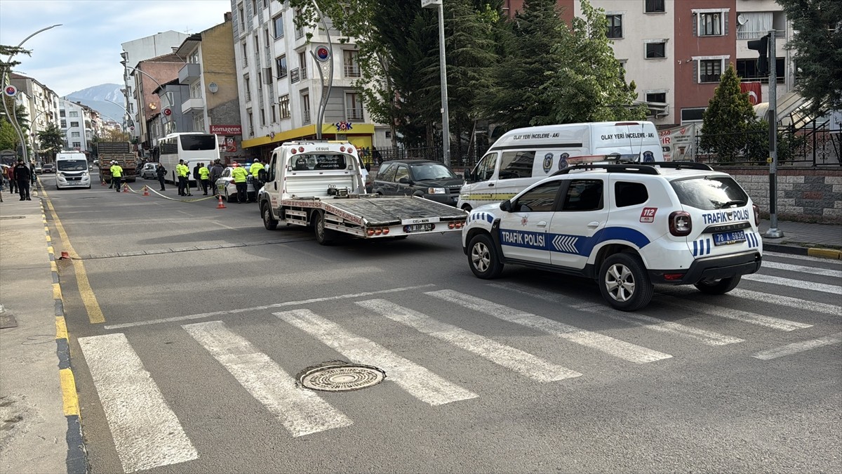 Karabük'te kamyonun çarptığı yaya hayatını kaybetti.