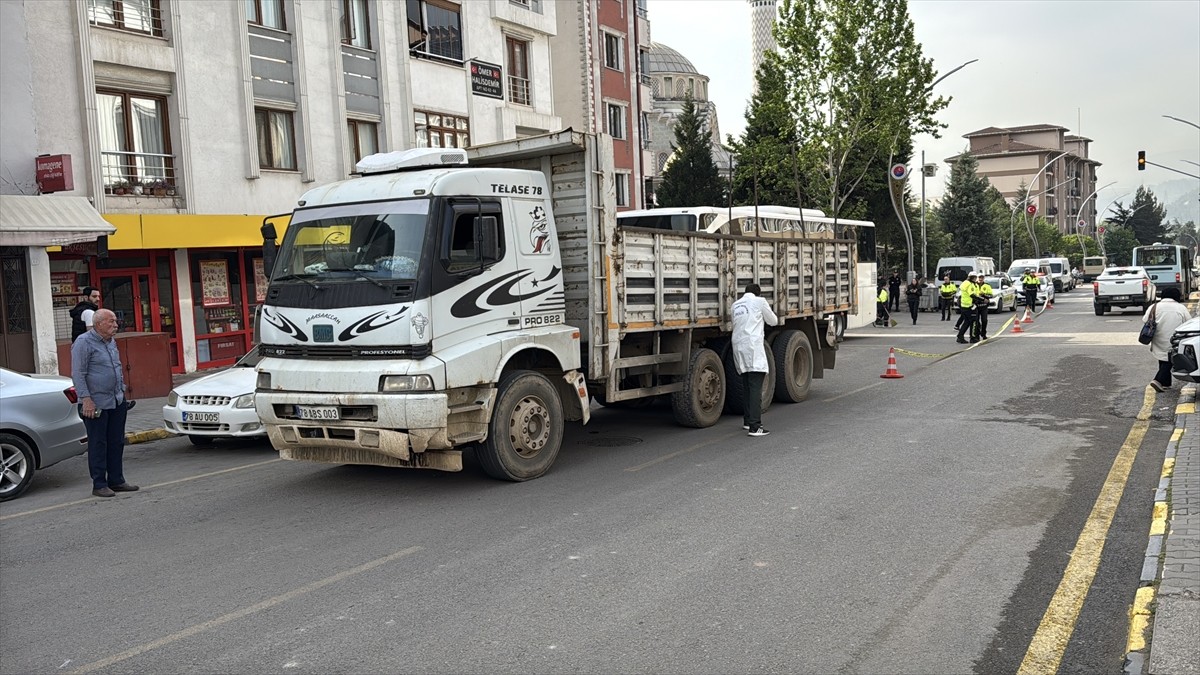Karabük'te kamyonun çarptığı yaya hayatını kaybetti.