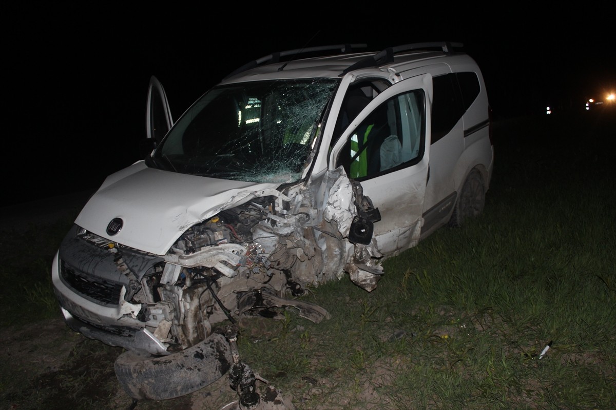 Kars'ın Akyaka ilçesinde meydana gelen trafik kazasında 1 kişi öldü, 4 kişi yaralandı.