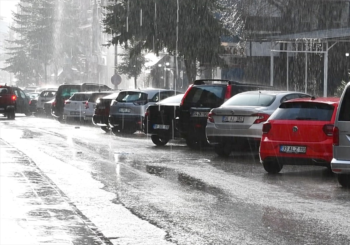 Kars'ın Sarıkamış ilçesinde dolu ve sağanak etkili oldu.