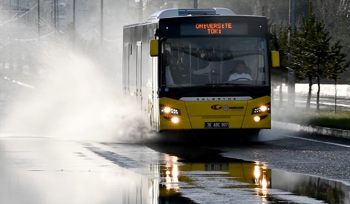 Kars'ın Sarıkamış ilçesinde dolu ve sağanak etkili oldu.