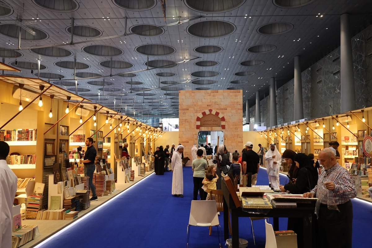 Katar'ın başkenti Doha'da düzenlenen 34. Doha Uluslararası Kitap Fuarı alanına kurulan temsili...