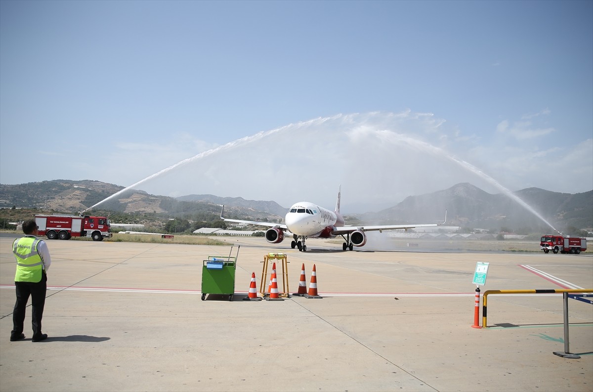 Kazakistan'ın başkenti Astana'dan Antalya'nın Gazipaşa-Alanya Havalimanı'na başlayan ilk charter...
