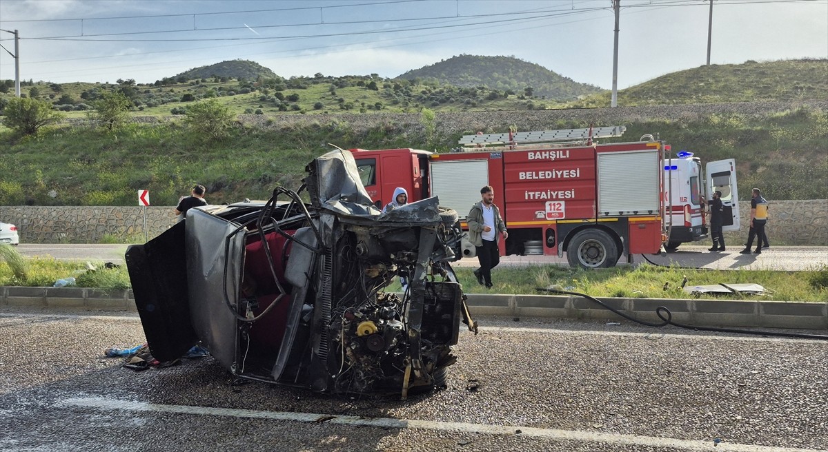 Kırıkkale'nin Bahşılı ilçesinde meydana gelen trafik kazasında 1 kişi öldü, biri çocuk 2 kişi...