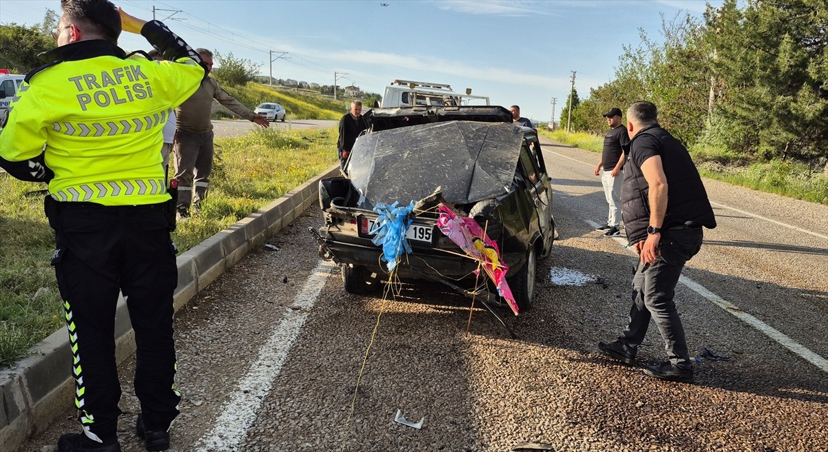 Kırıkkale'nin Bahşılı ilçesinde meydana gelen trafik kazasında 1 kişi öldü, biri çocuk 2 kişi...