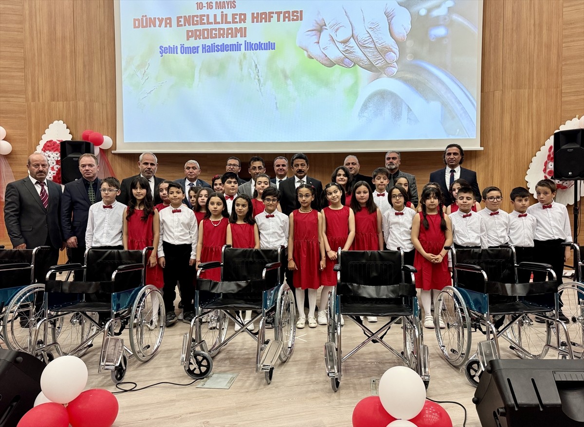 Kırşehir'de ilkokul öğrencilerinin kaleme aldığı "Minik Kalplerin Engelsiz Hikayeleri" kitabından...