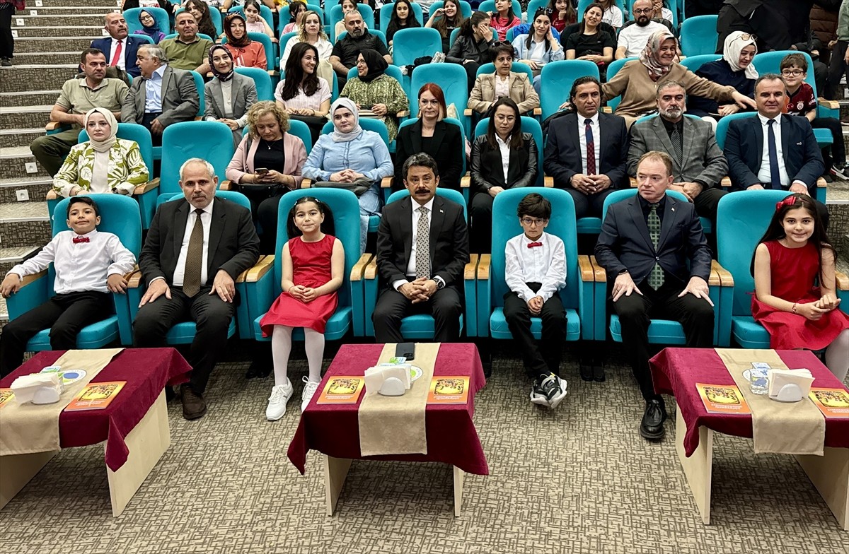 Kırşehir'de ilkokul öğrencilerinin kaleme aldığı "Minik Kalplerin Engelsiz Hikayeleri" kitabından...