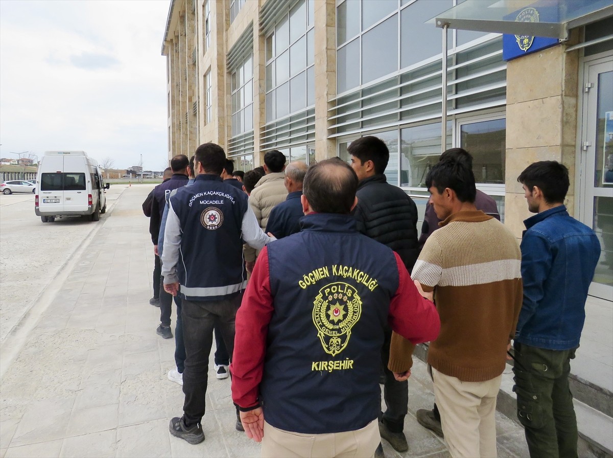 Kırşehir'de polisin yaptığı uygulamada 18 düzensiz göçmen yakalandı. Düzensiz göçmenler...