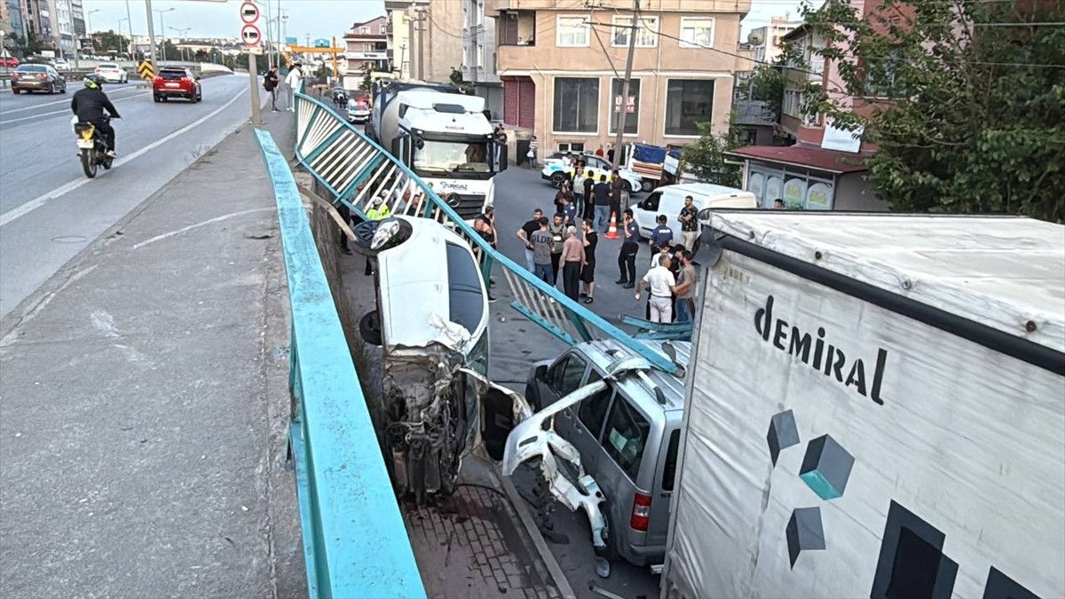 Kocaeli'nin Gebze ilçesinde, istinat duvarından düşerek asılı kalan otomobil 4 araca zarar...