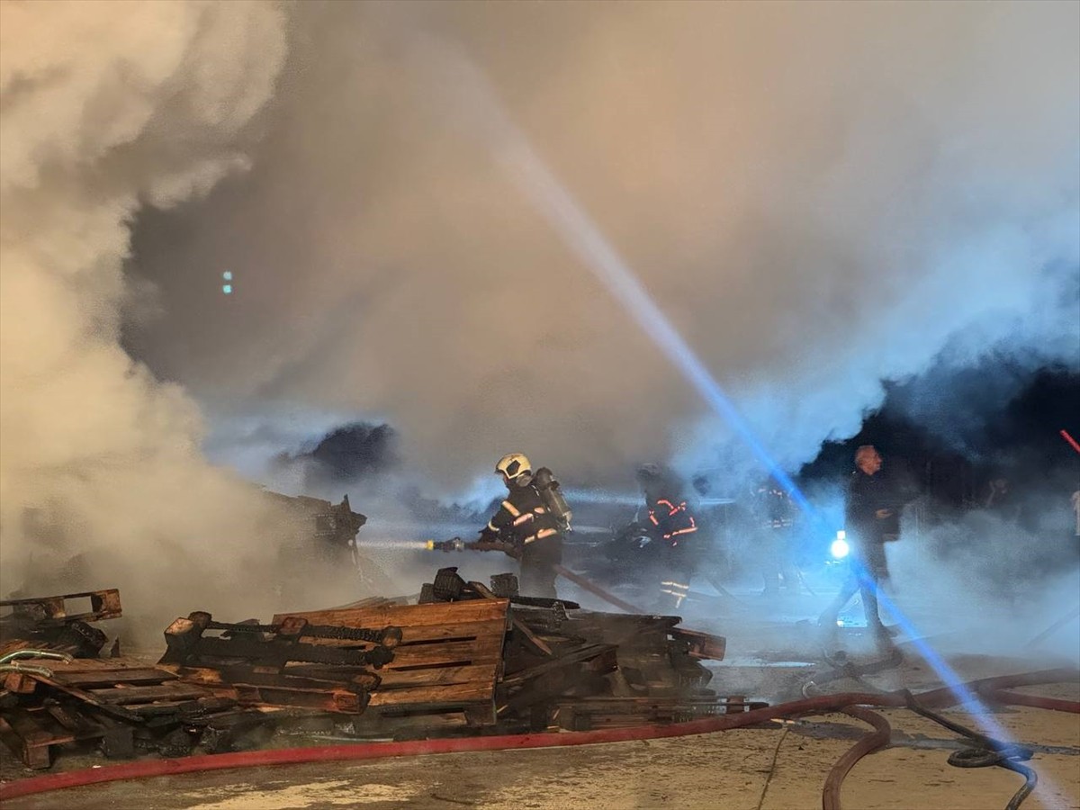 Kocaeli’nin Gebze ilçesinde palet deposu çıkan yangın söndürüldü.