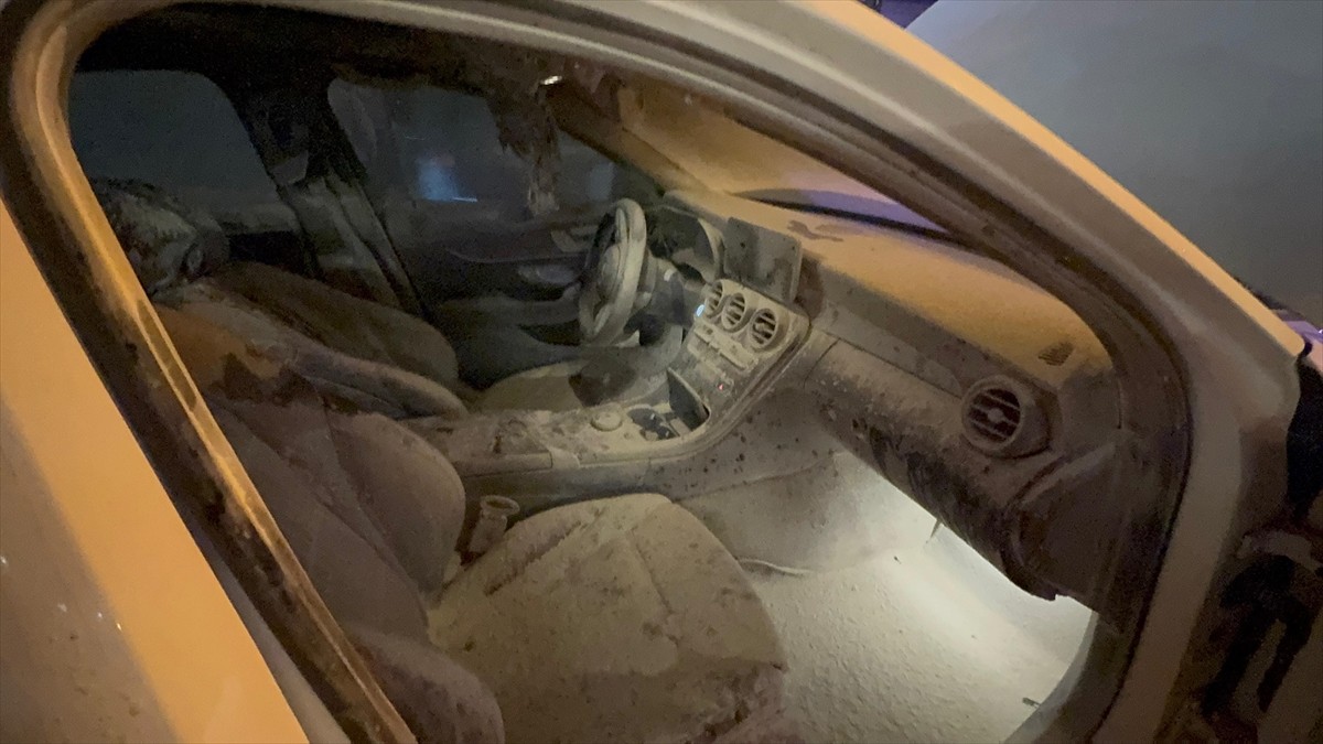 Küçükçekmece'de, Galatasaray'ın şampiyonluk kutlamaları sırasında içinde havai fişek patlayan...