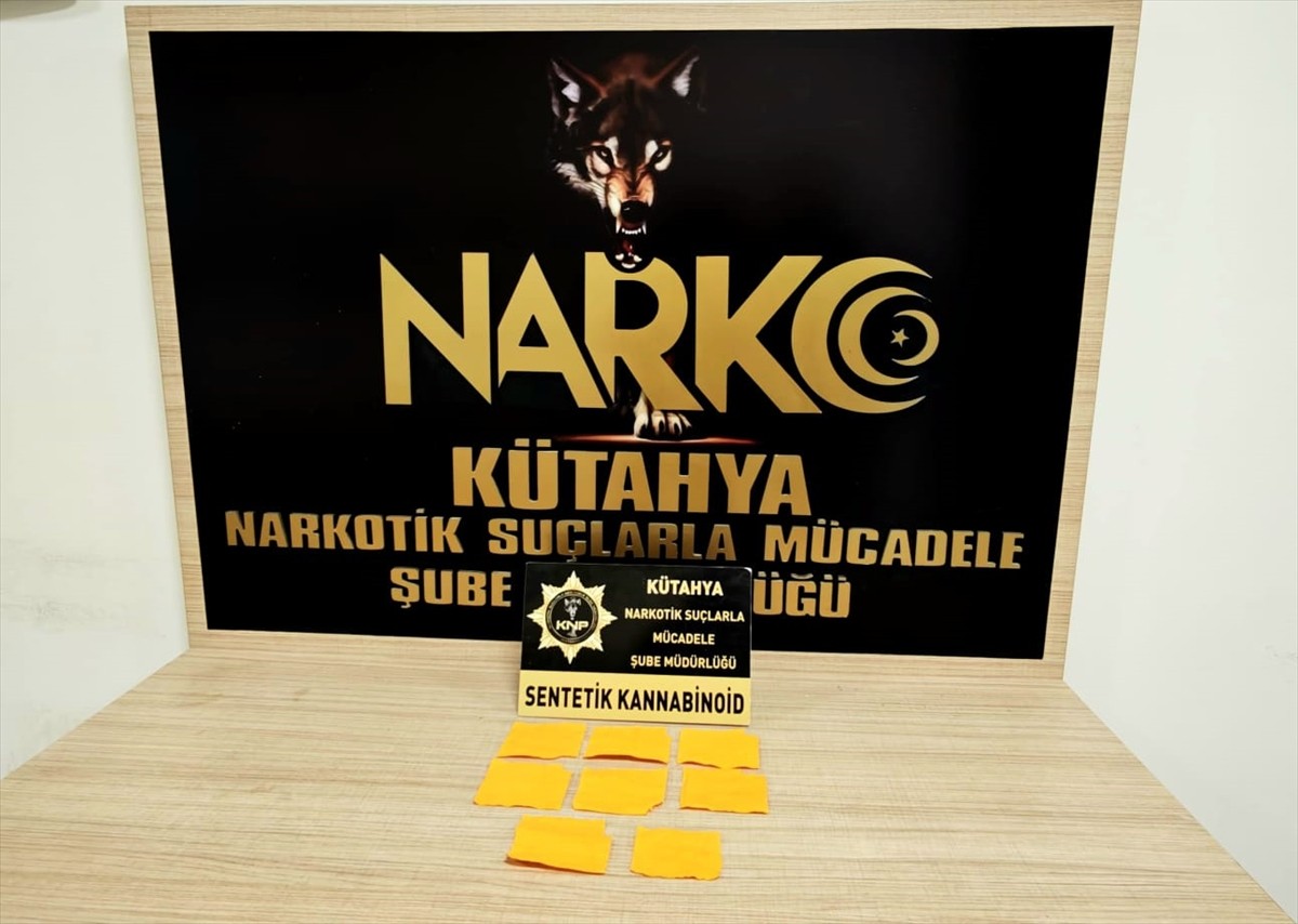 Kütahya'da, uyuşturucu ticareti yaptıkları iddiasıyla gözaltına alınan 6 zanlı tutuklandı....